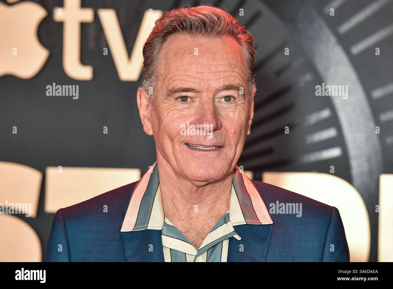 LOS ANGELES, CALIFORNIA, USA - 24 MARZO: L'attore, regista e produttore americano Bryan Cranston arriva alla prima mondiale della serie "The Studio" di Apple TV+stagione 1, tenutasi all'Academy Museum of Motion Pictures il 24 marzo 2025 a Los Angeles, California, Stati Uniti. (Foto di Gregg DeGuire/Image Press Agency) Foto Stock
