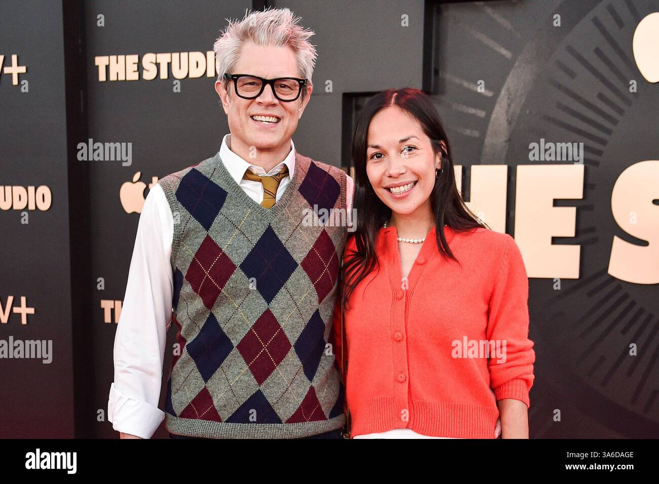 LOS ANGELES, CALIFORNIA, USA - 24 MARZO: Johnny Knoxville e la fidanzata Emily Ting arrivano alla prima mondiale della serie "The Studio" di Apple TV+stagione 1 tenutasi all'Academy Museum of Motion Pictures il 24 marzo 2025 a Los Angeles, California, Stati Uniti. (Foto di Gregg DeGuire/Image Press Agency) Foto Stock