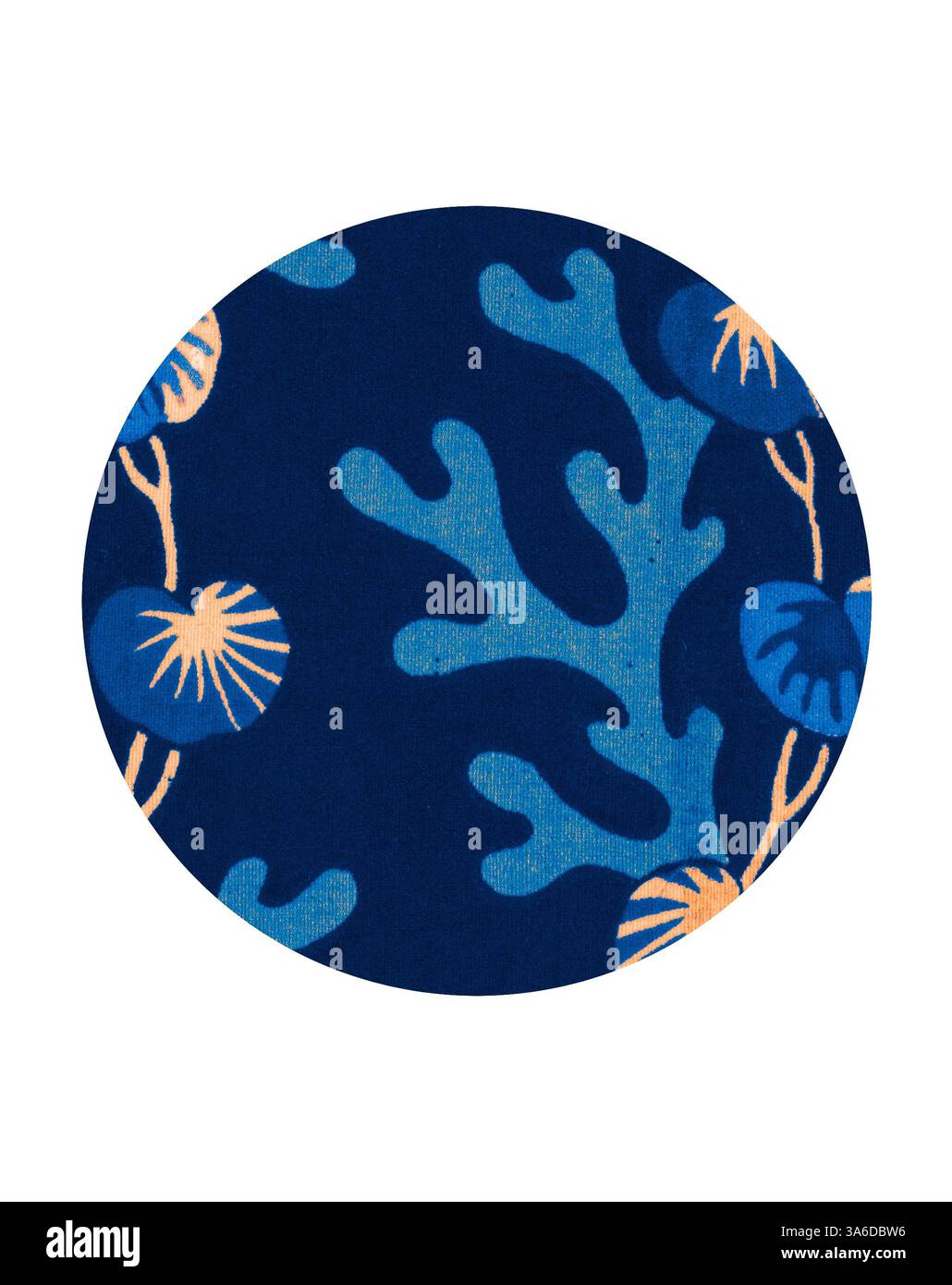 Un design circolare caratterizzato da vivaci coralli e elementi marini astratti in sfumature di blu e pesca morbida su un profondo sfondo navy. Arte classica con un tocco moderno reinventata da Artotop, tessuti francesi trasformati, prima metà del diciannovesimo secolo Foto Stock