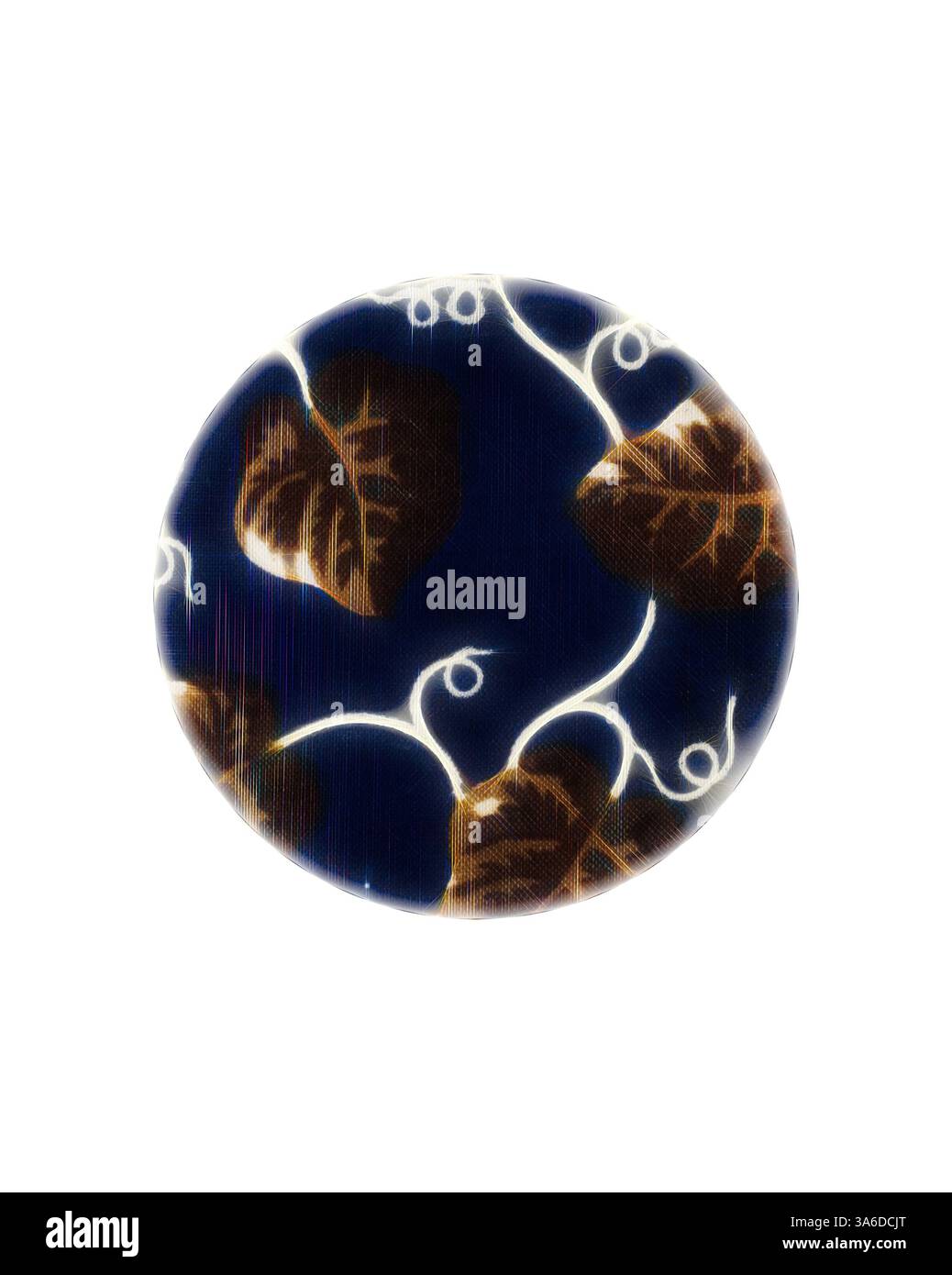 Un pezzo ovale decorativo caratterizzato da intricati motivi di foglie e viti delicate su sfondo scuro. Arte classica con un tocco moderno reinventata da Artotop, tessuti francesi trasformati, prima metà del diciannovesimo secolo Foto Stock