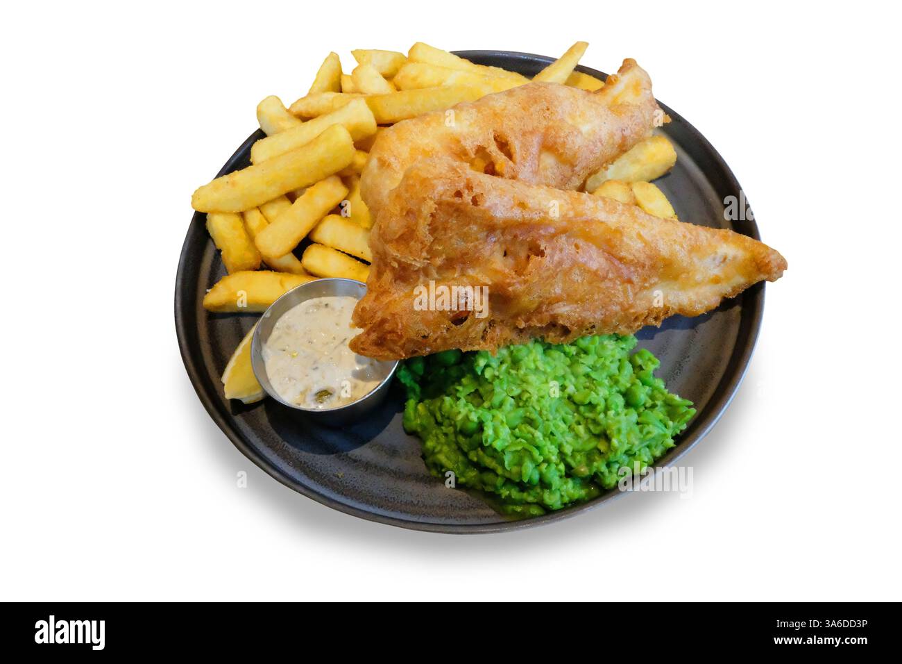 Shot di pesce, patatine e piselli moscati tagliati su sfondo bianco Foto Stock