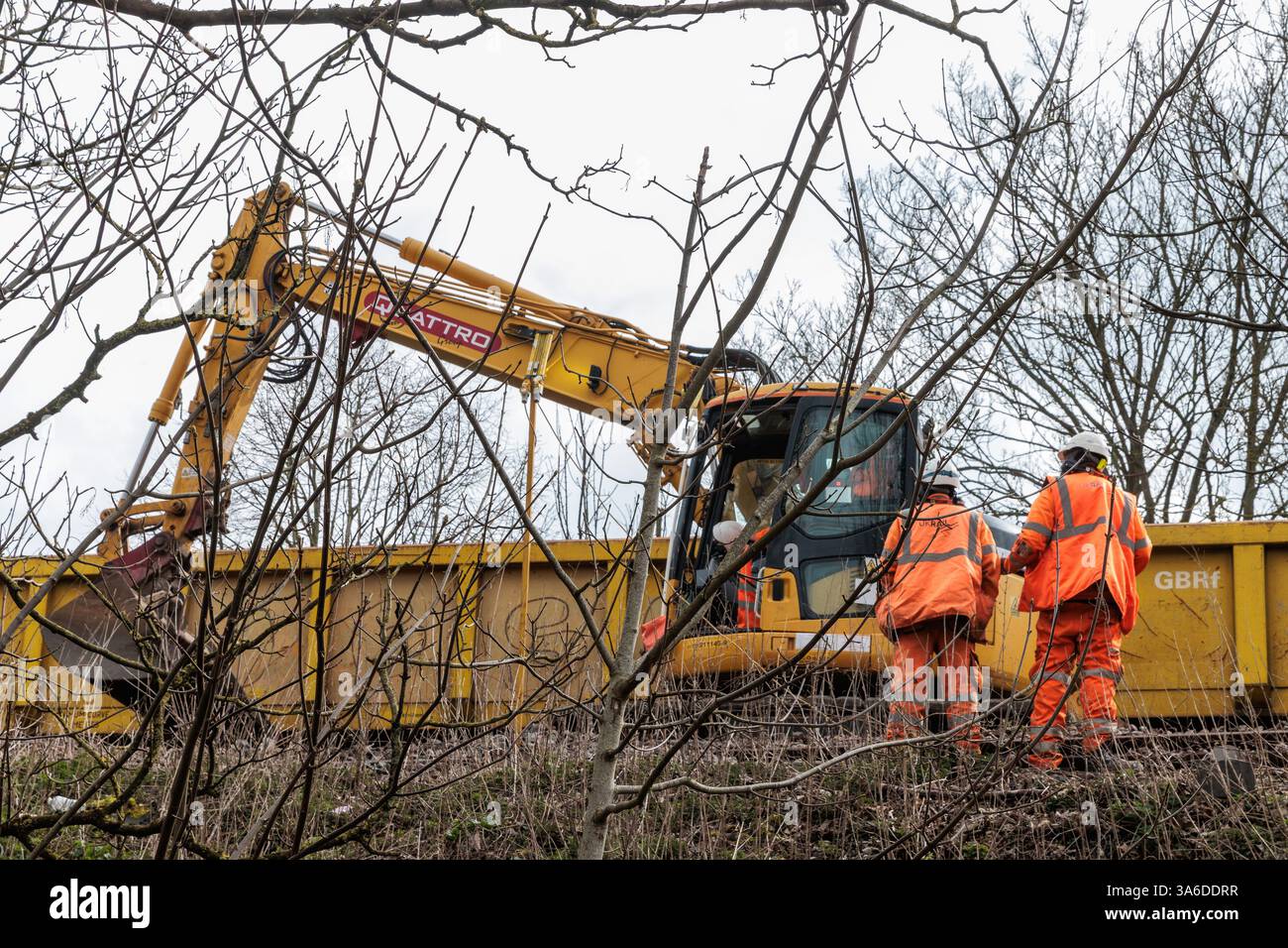Windsor, Regno Unito. 22 marzo 2025. Gli ingegneri ferroviari effettuano lavori di ristrutturazione dei binari che comportano la rimozione di vecchie rotaie e traverse e l'installazione di oltre 700 metri di nuova pista sul vicino ponte ferroviario Black Potts, risalente a 174 anni fa. I servizi della South Western Railway (SWR) non saranno disponibili tra Windsor e Staines durante i lavori che dovrebbero durare per una settimana. Crediti: Mark Kerrison/Alamy Live News Foto Stock
