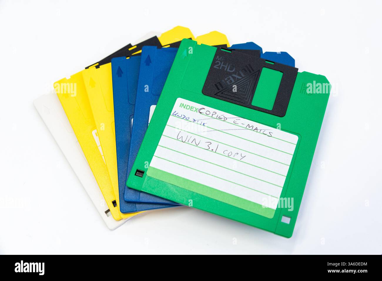 Stack di dischi floppy. Uno con una copia di Microsoft Windows 3,1 scritta a mano Foto Stock
