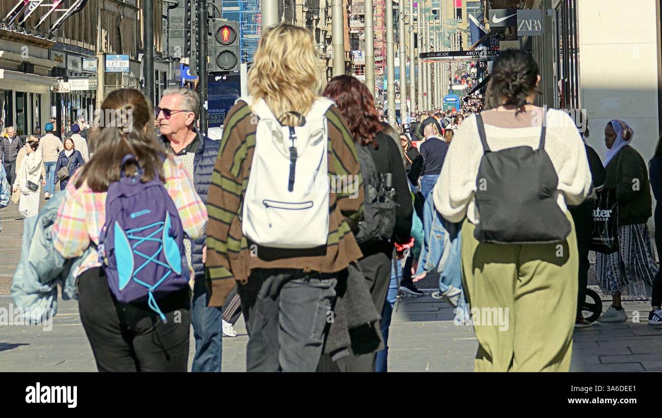 Glasgow, Scozia, Regno Unito. 25 marzo 2025. Tempo nel Regno Unito: La primavera ha temperature estive, visto che il bel tempo appare in città. Credit Gerard Ferry/Alamy Live News Foto Stock