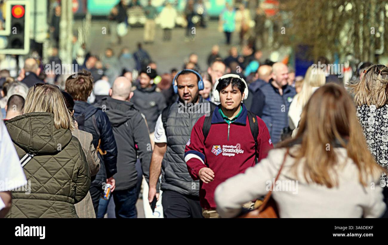 Glasgow, Scozia, Regno Unito. 25 marzo 2025. Tempo nel Regno Unito: La primavera ha temperature estive, visto che il bel tempo appare in città. Credit Gerard Ferry/Alamy Live News Foto Stock