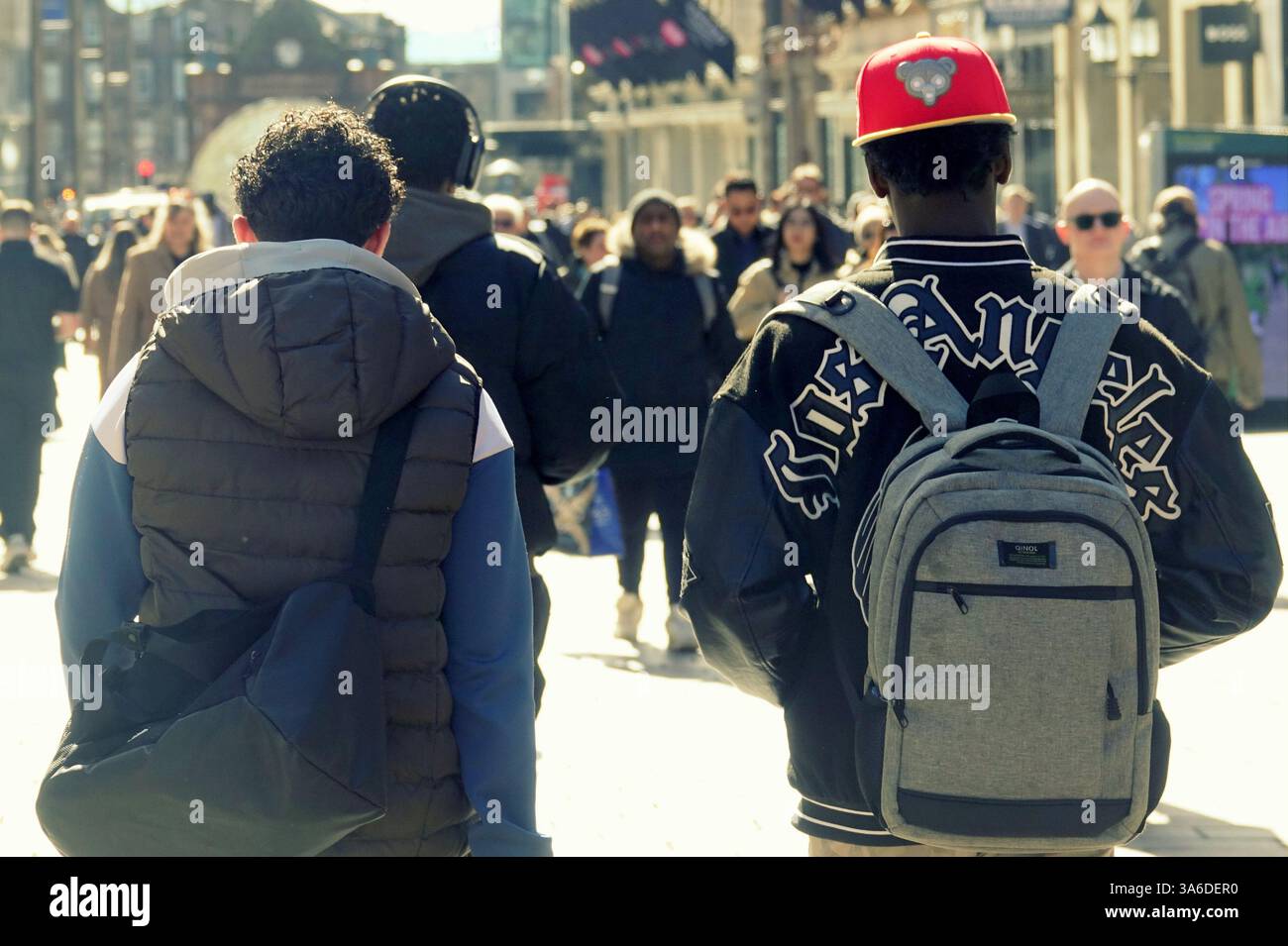 Glasgow, Scozia, Regno Unito. 25 marzo 2025. Tempo nel Regno Unito: La primavera ha temperature estive, visto che il bel tempo appare in città. Credit Gerard Ferry/Alamy Live News Foto Stock
