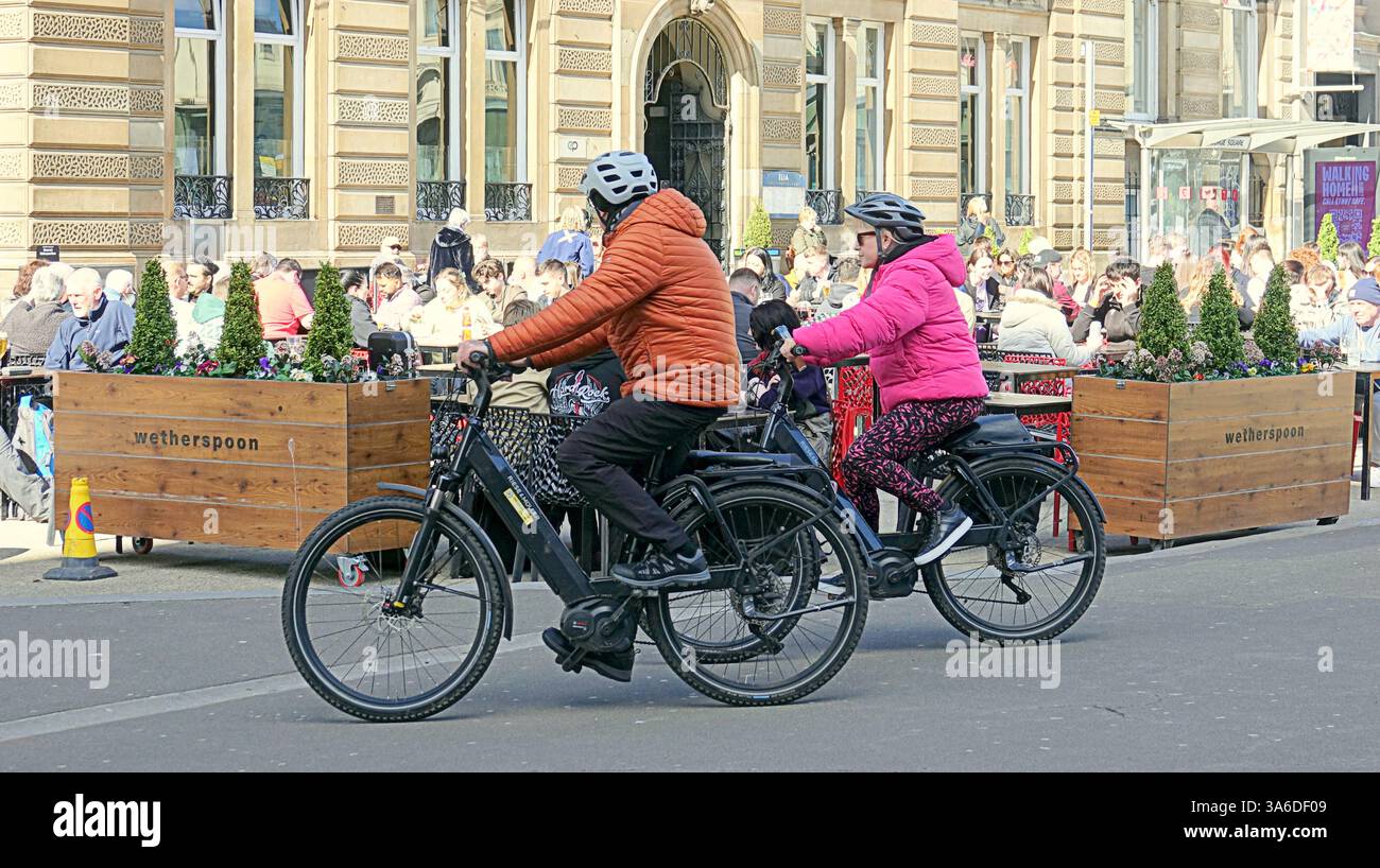 Glasgow, Scozia, Regno Unito. 25 marzo 2025. Tempo nel Regno Unito: La primavera ha temperature estive, visto che il bel tempo appare in città. Credit Gerard Ferry/Alamy Live News Foto Stock