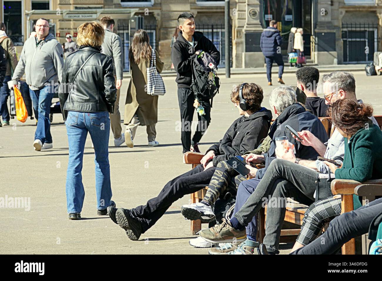 Glasgow, Scozia, Regno Unito. 25 marzo 2025. Tempo nel Regno Unito: La primavera ha temperature estive, visto che il bel tempo appare in città. Credit Gerard Ferry/Alamy Live News Foto Stock