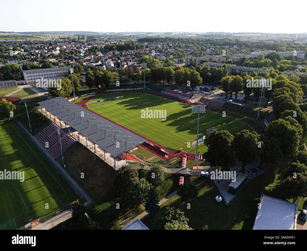 Głogów, POLONIA - 20 AGOSTO 2024: Vista aerea dello Stadion Piłkarski Chrobrego Głogów, catturato dal drone durante un tramonto mozzafiato. Foto Stock
