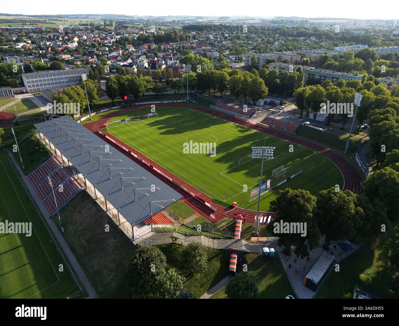 Głogów, POLONIA - 20 AGOSTO 2024: Vista aerea dello Stadion Piłkarski Chrobrego Głogów, catturato dal drone durante un tramonto mozzafiato. Foto Stock