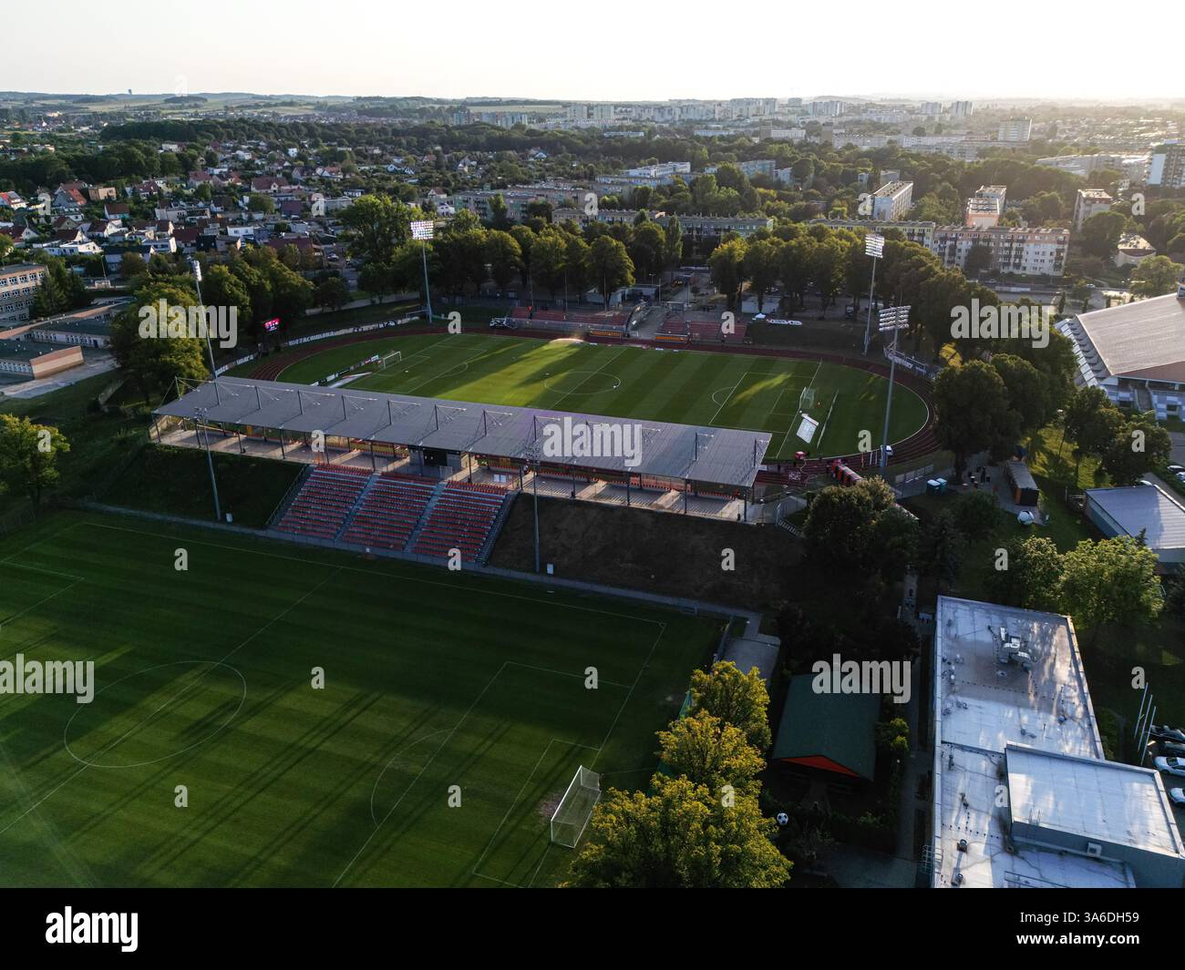 Głogów, POLONIA - 20 AGOSTO 2024: Vista aerea dello Stadion Piłkarski Chrobrego Głogów, catturato dal drone durante un tramonto mozzafiato. Foto Stock