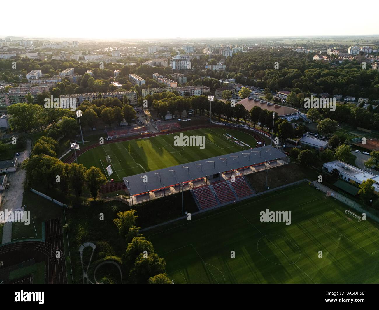 Głogów, POLONIA - 20 AGOSTO 2024: Vista aerea dello Stadion Piłkarski Chrobrego Głogów, catturato dal drone durante un tramonto mozzafiato. Foto Stock