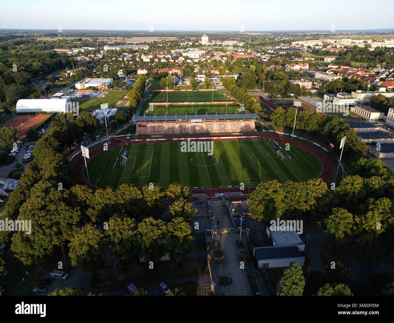 Głogów, POLONIA - 20 AGOSTO 2024: Vista aerea dello Stadion Piłkarski Chrobrego Głogów, catturato dal drone durante un tramonto mozzafiato. Foto Stock