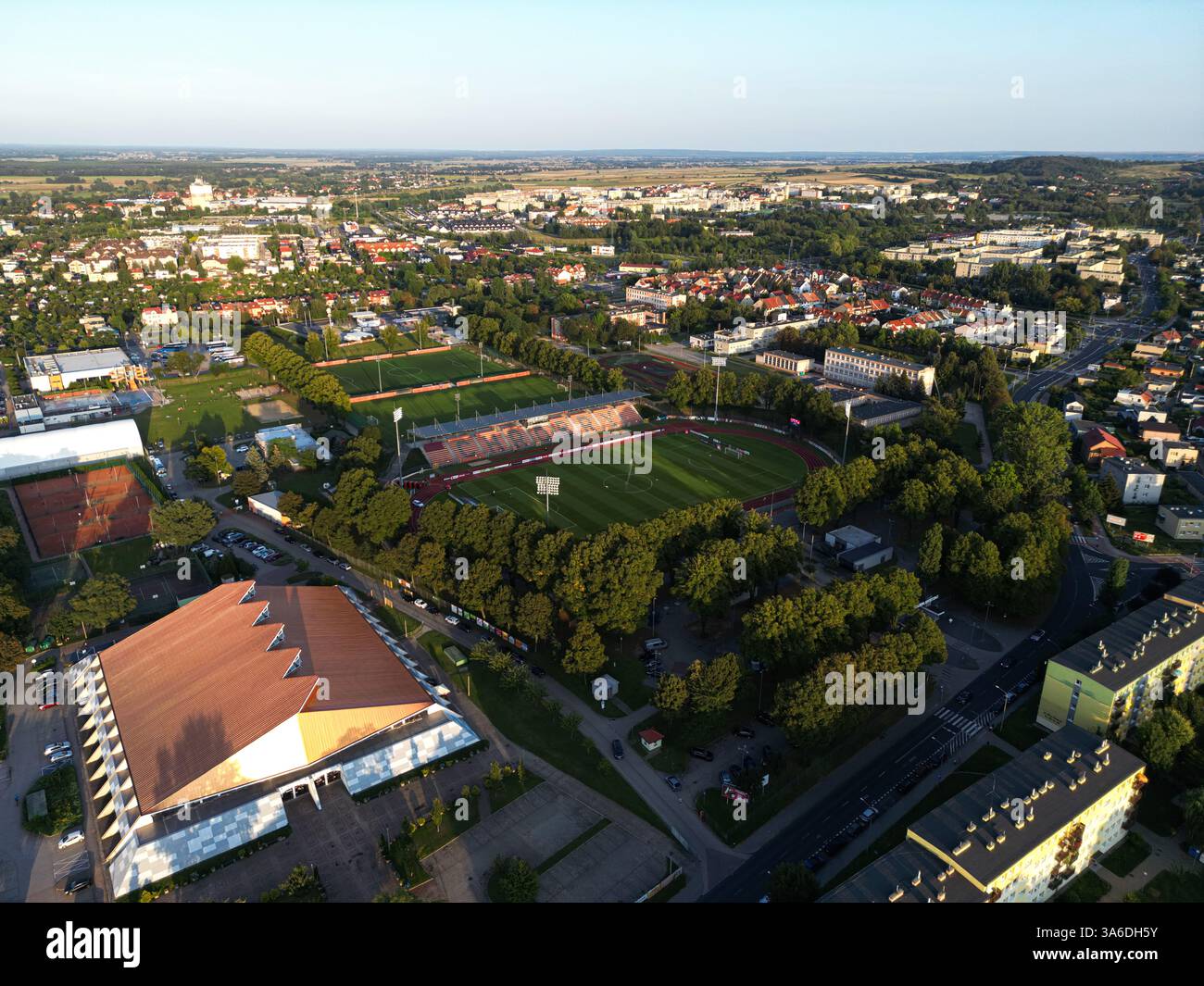 Głogów, POLONIA - 20 AGOSTO 2024: Vista aerea dello Stadion Piłkarski Chrobrego Głogów, catturato dal drone durante un tramonto mozzafiato. Foto Stock