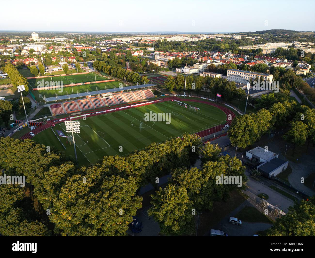 Głogów, POLONIA - 20 AGOSTO 2024: Vista aerea dello Stadion Piłkarski Chrobrego Głogów, catturato dal drone durante un tramonto mozzafiato. Foto Stock