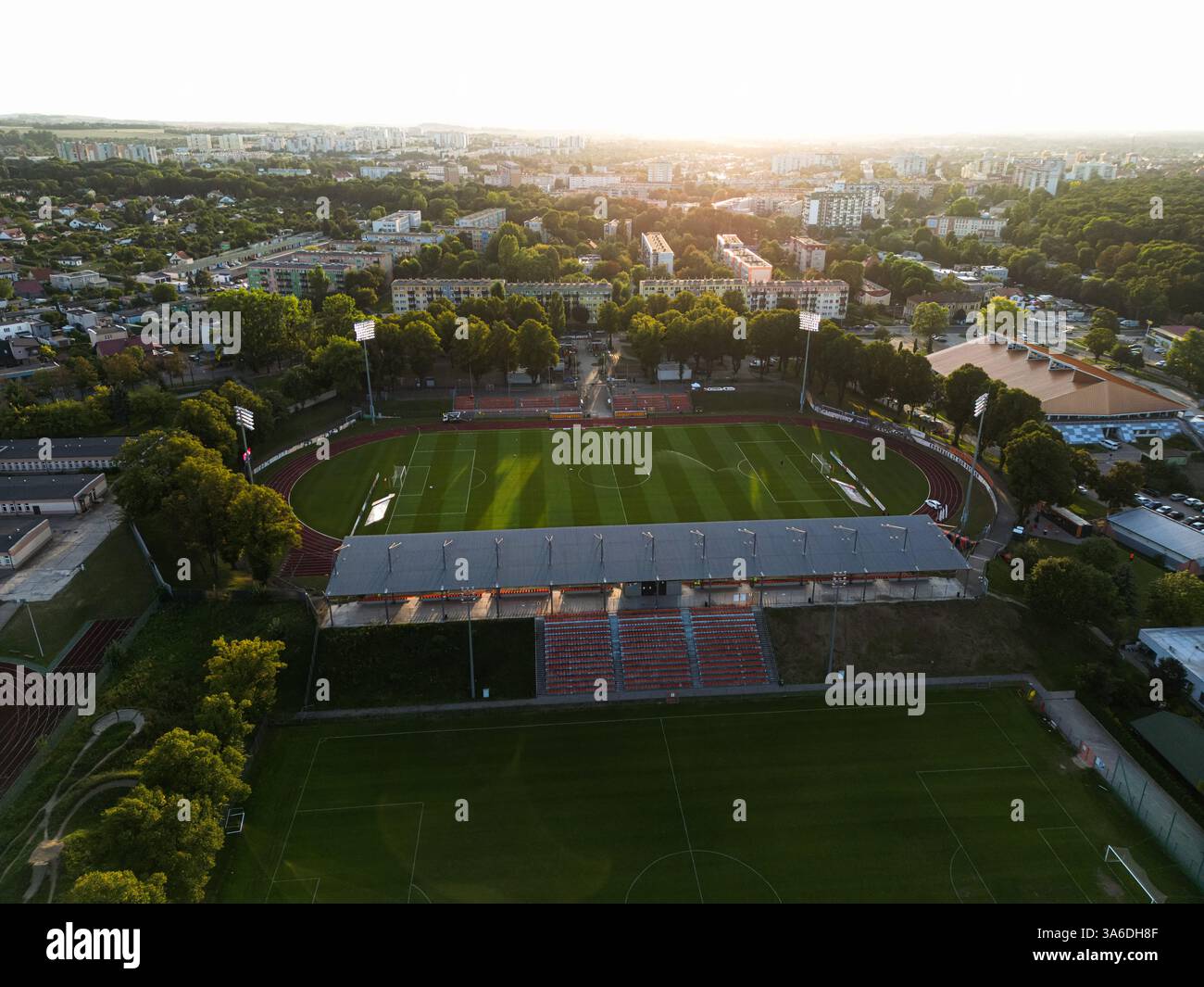 Głogów, POLONIA - 20 AGOSTO 2024: Vista aerea dello Stadion Piłkarski Chrobrego Głogów, catturato dal drone durante un tramonto mozzafiato. Foto Stock