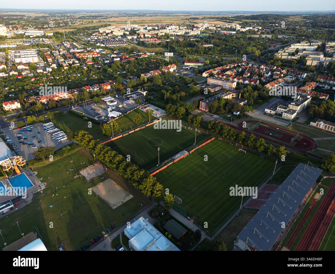 Głogów, POLONIA - 20 AGOSTO 2024: Vista aerea dello Stadion Piłkarski Chrobrego Głogów, catturato dal drone durante un tramonto mozzafiato. Foto Stock