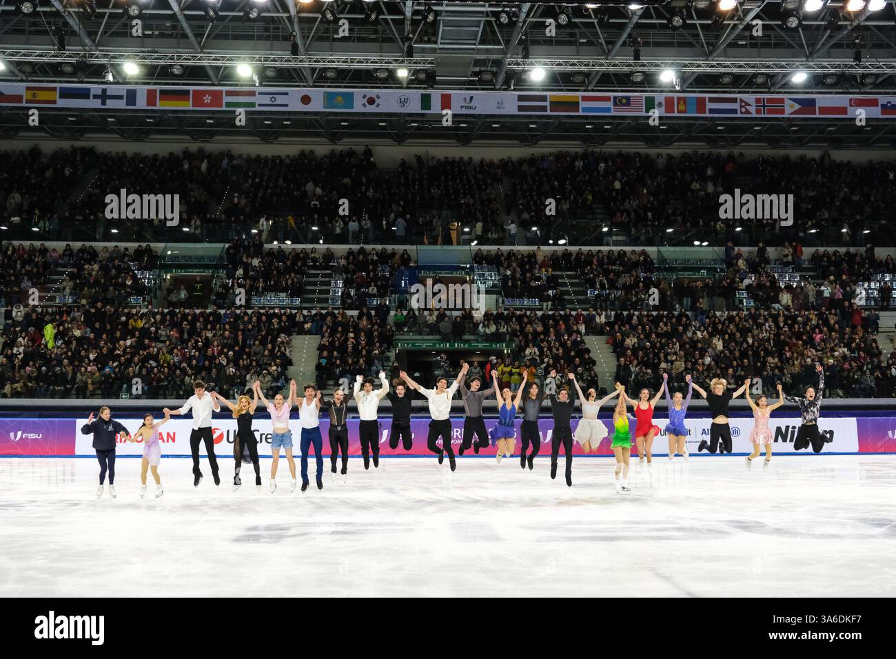 Tutti i pattinatori posano per una foto alla fine del FISU Games 2025, gala espositiva di pattinaggio di figura. Foto Stock