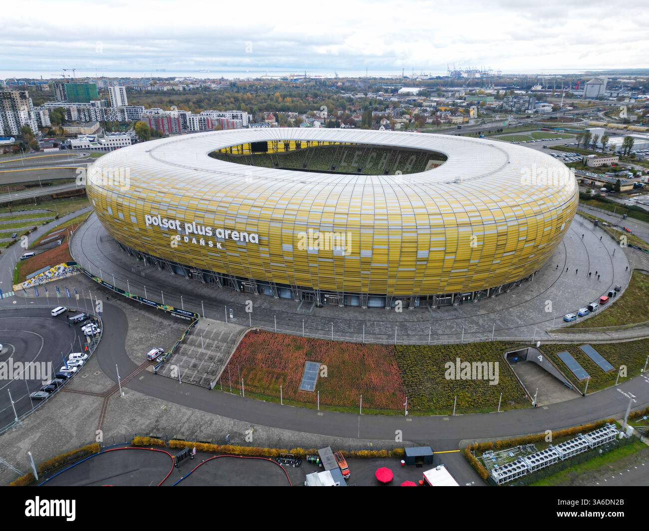 Gdańsk, POLONIA – 28 OTTOBRE 2023: Vista aerea dello stadio Lechia Gdańsk (Polsat Plus Arena Gdańsk) catturata dal drone in una giornata nuvolosa. Foto Stock