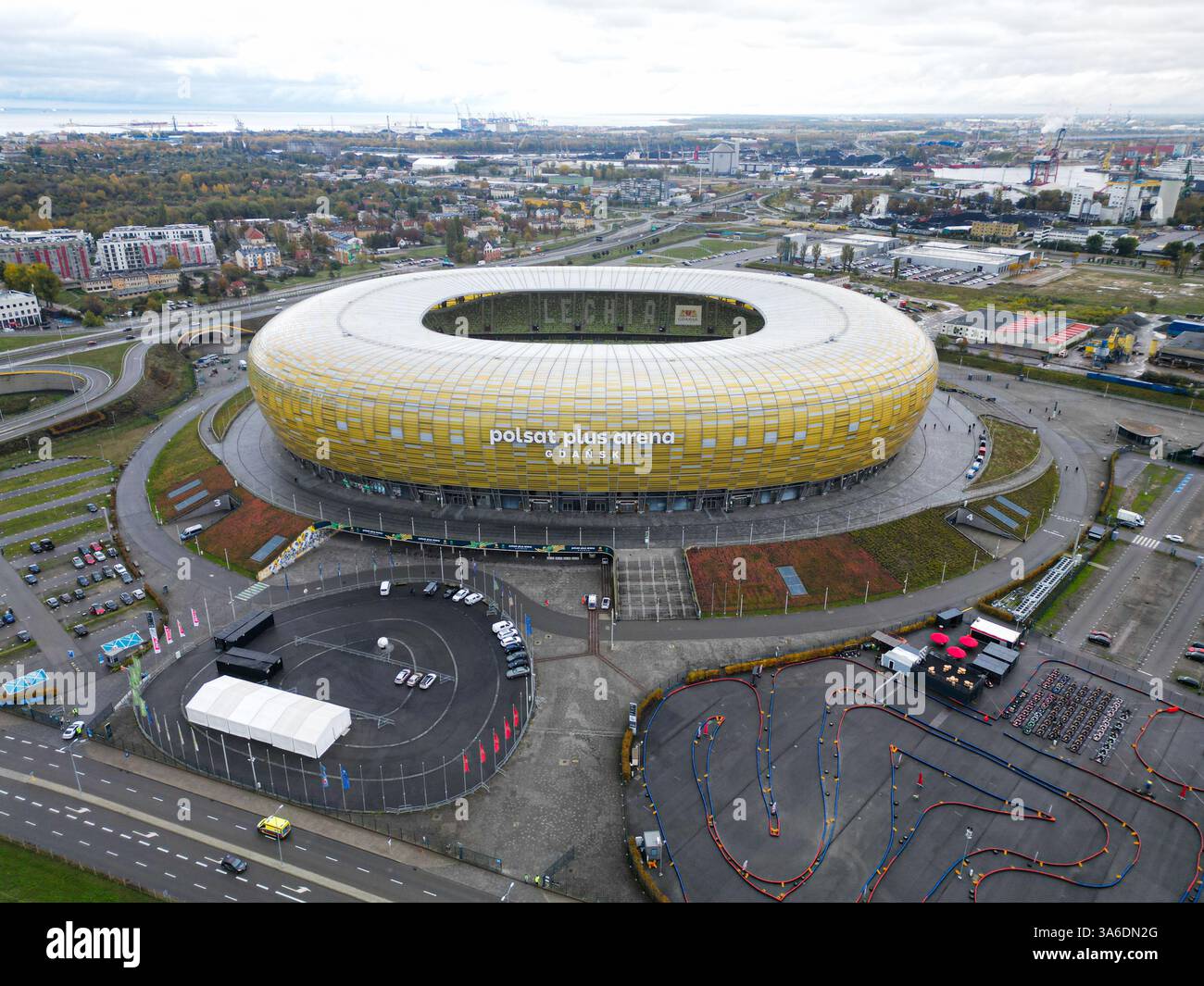 Gdańsk, POLONIA – 28 OTTOBRE 2023: Vista aerea dello stadio Lechia Gdańsk (Polsat Plus Arena Gdańsk) catturata dal drone in una giornata nuvolosa. Foto Stock