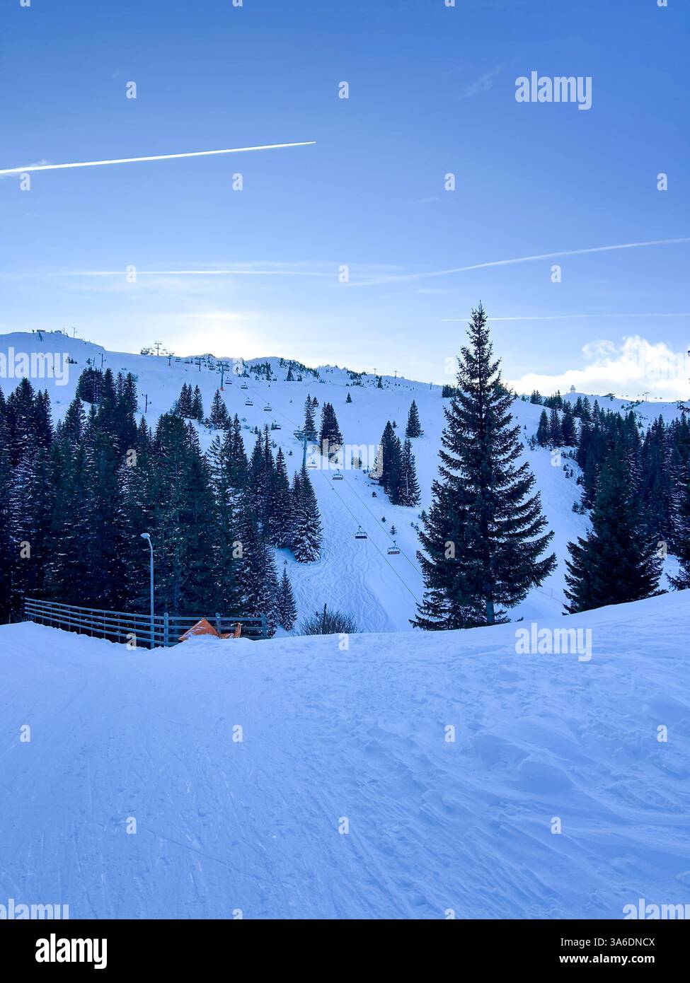 Piste da sci sul monte Jahorina, una popolare destinazione per gli sport invernali e sito olimpico. - Immagine stock catturata con smartphone