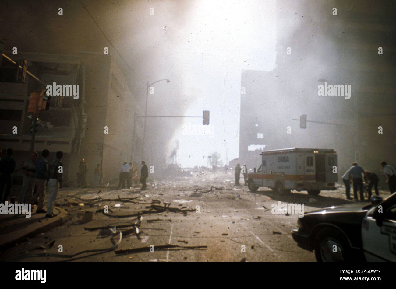 Aprile 2015 - file - il 19 aprile 1995, un'esplosione di camion-bomba fuori dall'Alfred P. Murrah Federal Building a Oklahoma City, Oklahoma, ha causato 168 morti e centinaia di feriti. L'esplosione fu scatenata dal militante anti-governo Timothy McVeigh, che nel 2001 fu giustiziato per i suoi crimini. Il suo co-cospiratore Terry Nichols è stato condannato a vita in prigione. Nella foto - 19 aprile 1995 - Oklahoma City, Oklahoma, U. S - foto presa dal 4° piano del Federal Building bombardato pochi istanti dopo l'esplosione. (Immagine di credito: © Brent Bloom/ZUMAPRESS.com) Foto Stock
