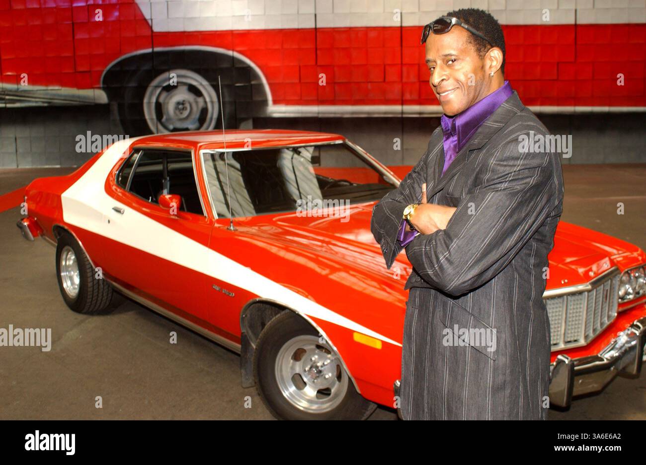 20 giugno 2003 - Londra, Gran Bretagna - Antonio Fargas. L'ex star di Starsky & Hutch Antonio Fargas svela la scultura in cartone della Ford Gran Torino dello show poliziesco per promuovere il videogioco ''Starsky & Hutch''..Spitalfields Marke, Londra.06/20/2003. TIM MATTHEWS/ 2003 A13249.(immagine di credito: © Globe Photos/ZUMAPRESS.com) Foto Stock