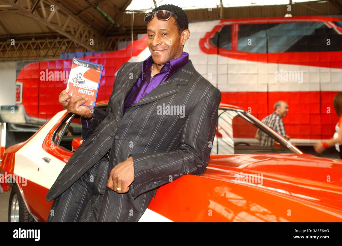 20 giugno 2003 - Londra, Gran Bretagna - Antonio Fargas. L'ex star di Starsky & Hutch Antonio Fargas svela la scultura in cartone della Ford Gran Torino dello show poliziesco per promuovere il videogioco ''Starsky & Hutch''..Spitalfields Marke, Londra.06/20/2003. TIM MATTHEWS/ 2003 A13249.(immagine di credito: © Globe Photos/ZUMAPRESS.com) Foto Stock