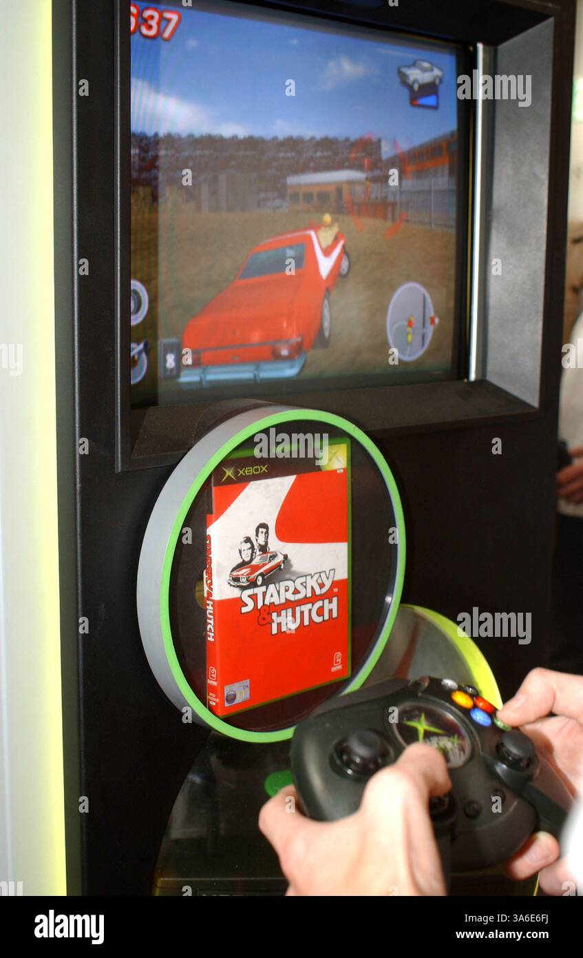 20 giugno 2003 - Londra, Gran Bretagna - l'ex star di Starsky & Hutch Antonio Fargas svela la scultura in scatola di cartone della Ford Gran Torino dello spettacolo poliziesco per promuovere il videogioco ''Starsky & Hutch'''..Spitalfields Marke, Londra.06/20/2003. TIM MATTHEWS/ 2003 A13249.(immagine di credito: © Globe Photos/ZUMAPRESS.com) Foto Stock