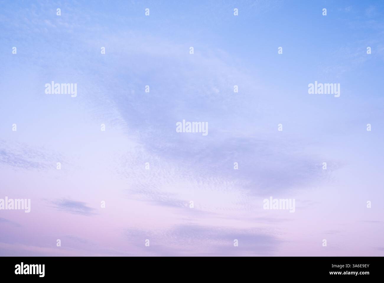 Paesaggio del cielo sulla costa della Spagna meridionale. Ci sono piccole nuvole e il tramonto dona un particolare colore pastello. I toni sono rosa viola e. Foto Stock