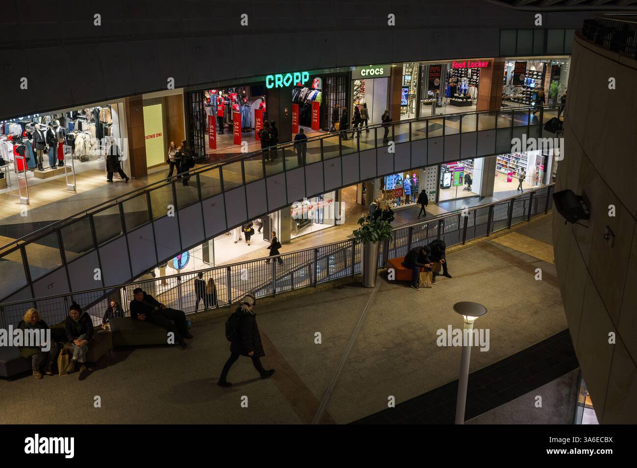 Varsavia, Polonia. 27 gennaio 2025 - area commerciale multilivello all'interno del centro commerciale Zlote Tarasy. Foto Stock