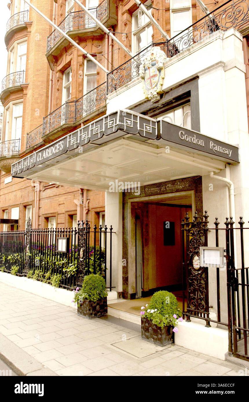 10 giugno 2004 - Londra, Gran Bretagna - 000870.. RISTORANTE 'GORDON RAMSAY''.. - CLARIDGES, BROOK STREET, MAYFAIR, LONDRA. 6/10/2004. RICHARD CHAMBURY/ LINKUK/ 2004.K37936(immagine di credito: © Globe Photos/ZUMAPRESS.com) Foto Stock