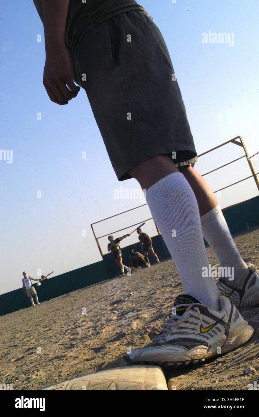 29 agosto 2004; Camp Ramadi, Iraq; Cpl. KEITH A. MARTINEZ, con 3rd Battalion, 11th Marine Regiment, da Houston aspetta di correre a casa durante una partita di soft ball contro i Navy Seabees a Camp Ramadi, Iraq, agosto 29. I Marines vinsero la partita 15-14. Foto Stock