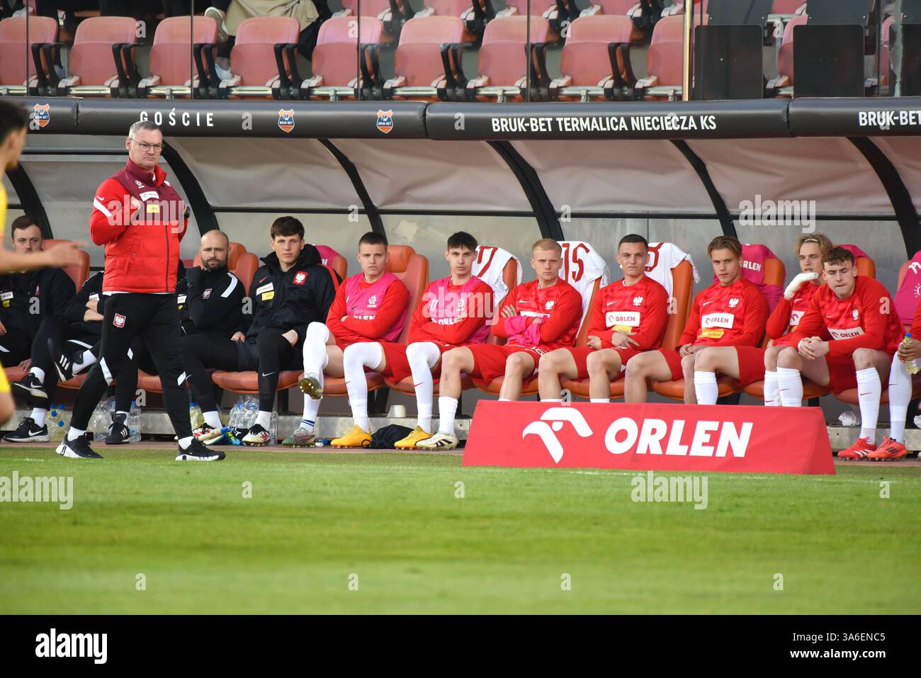 NIECIECZA, POLONIA - 21 MARZO 2025: Amichevole di calcio Under 20 Elite League Polonia vs Romania 1:0. In panchina per lucidatura fotografica. Foto Stock