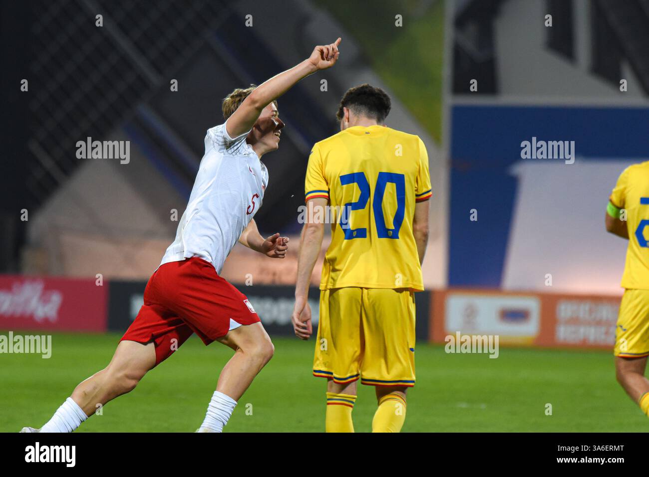 NIECIECZA, POLONIA - 21 MARZO 2025: Amichevole di calcio Under 20 Elite League Polonia vs Romania. Squadra polacca che celebra il gol di Szymon Karasiński. Foto Stock