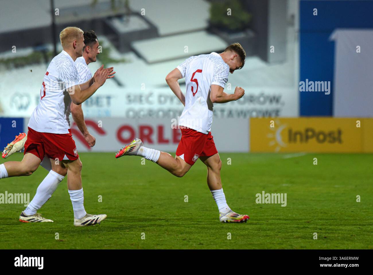 NIECIECZA, POLONIA - 21 MARZO 2025: Amichevole di calcio Under 20 Elite League Polonia vs Romania. Squadra polacca che celebra il gol di Szymon Karasiński. Foto Stock