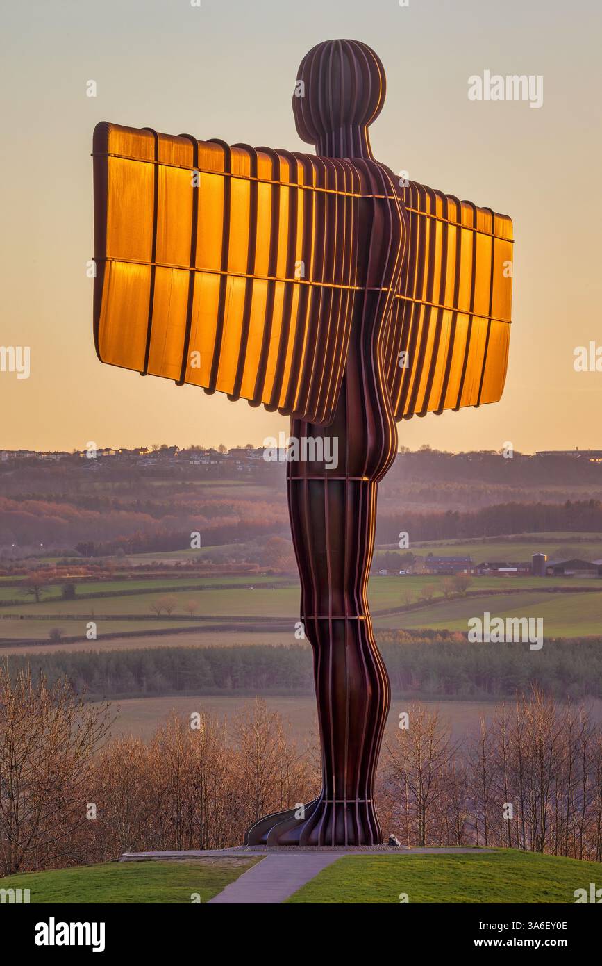 Una vista a tarda primavera dell'Angelo del Nord a Gateshead al tramonto con incantevoli colori dorati e nuvole colorate Foto Stock