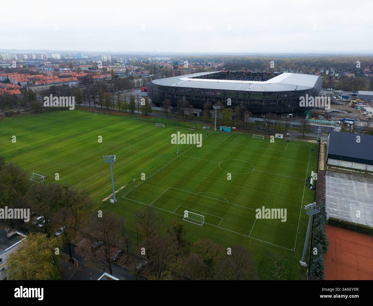 Górnik ZABRZE, POLONIA – 15 NOVEMBRE 2024: Veduta aerea dello Górnik Zabrze 'Stadion im. Stadio di calcio Ernesta Pohla, situato a Zabrze. Dal drone. Foto Stock