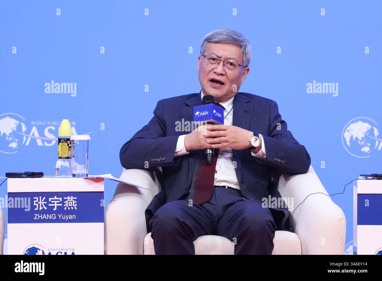 Boao, la provincia cinese di Hainan. 25 marzo 2025. Zhang Yuyan, membro della Chinese Academy of Social Sciences (CASS) e decano e professore di School of International Politics and Economics of University of CASS, parla in una tavola rotonda tematica su "Global Free Trade Port Development" durante la Boao Forum for Asia (BFA) Annual Conference 2025 a Boao, nella provincia di Hainan, nella Cina meridionale, 25 marzo 2025. Crediti: Zhang Liyun/Xinhua/Alamy Live News Foto Stock