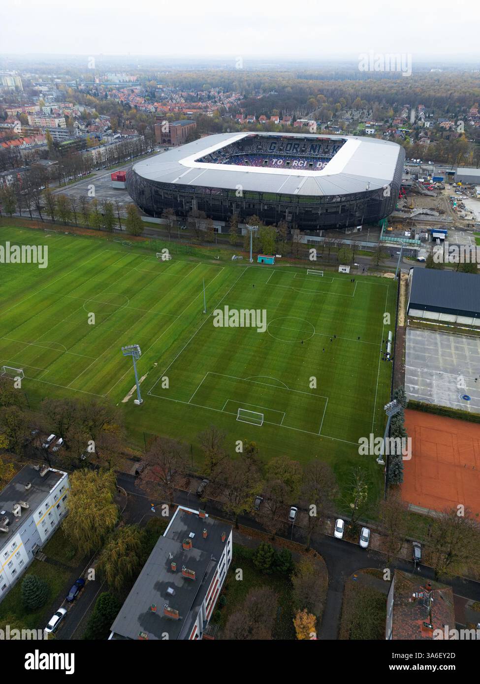 Górnik ZABRZE, POLONIA – 15 NOVEMBRE 2024: Veduta aerea dello Górnik Zabrze 'Stadion im. Stadio di calcio Ernesta Pohla, situato a Zabrze. Dal drone. Foto Stock