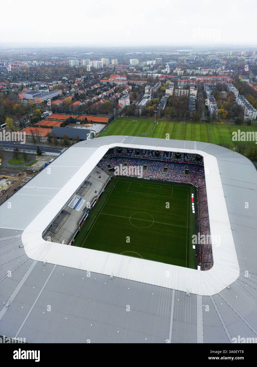 Górnik ZABRZE, POLONIA – 15 NOVEMBRE 2024: Veduta aerea dello Górnik Zabrze 'Stadion im. Stadio di calcio Ernesta Pohla, situato a Zabrze. Dal drone. Foto Stock