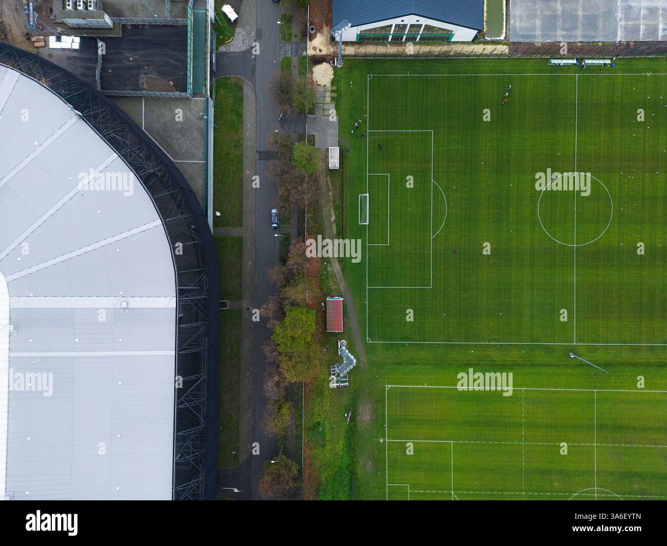 Górnik ZABRZE, POLONIA – 15 NOVEMBRE 2024: Veduta aerea dello Górnik Zabrze 'Stadion im. Stadio di calcio Ernesta Pohla, situato a Zabrze. Dal drone. Foto Stock