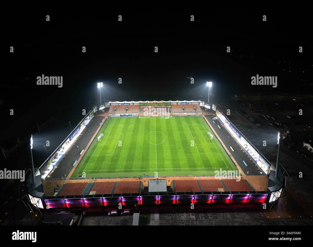 Vista aerea notturna dello Stadion Bruk-Bet Termalica Nieciecza, illuminato da proiettori. Lo stadio è illuminato. Foto Stock