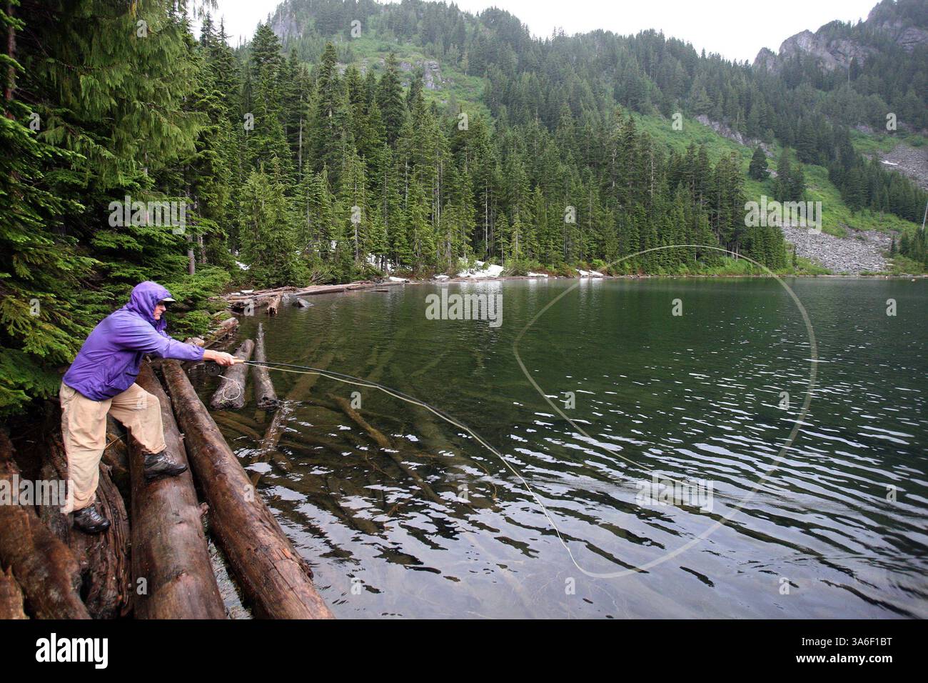 28 luglio 2008 - Chuck Schmidt pesca con la mosca alla trota nel lago Eagle. (Steve Ringman/Seattle Times/MCT) (immagine di credito: © Steve Ringman/MCT/ZUMAPRESS.com) Foto Stock