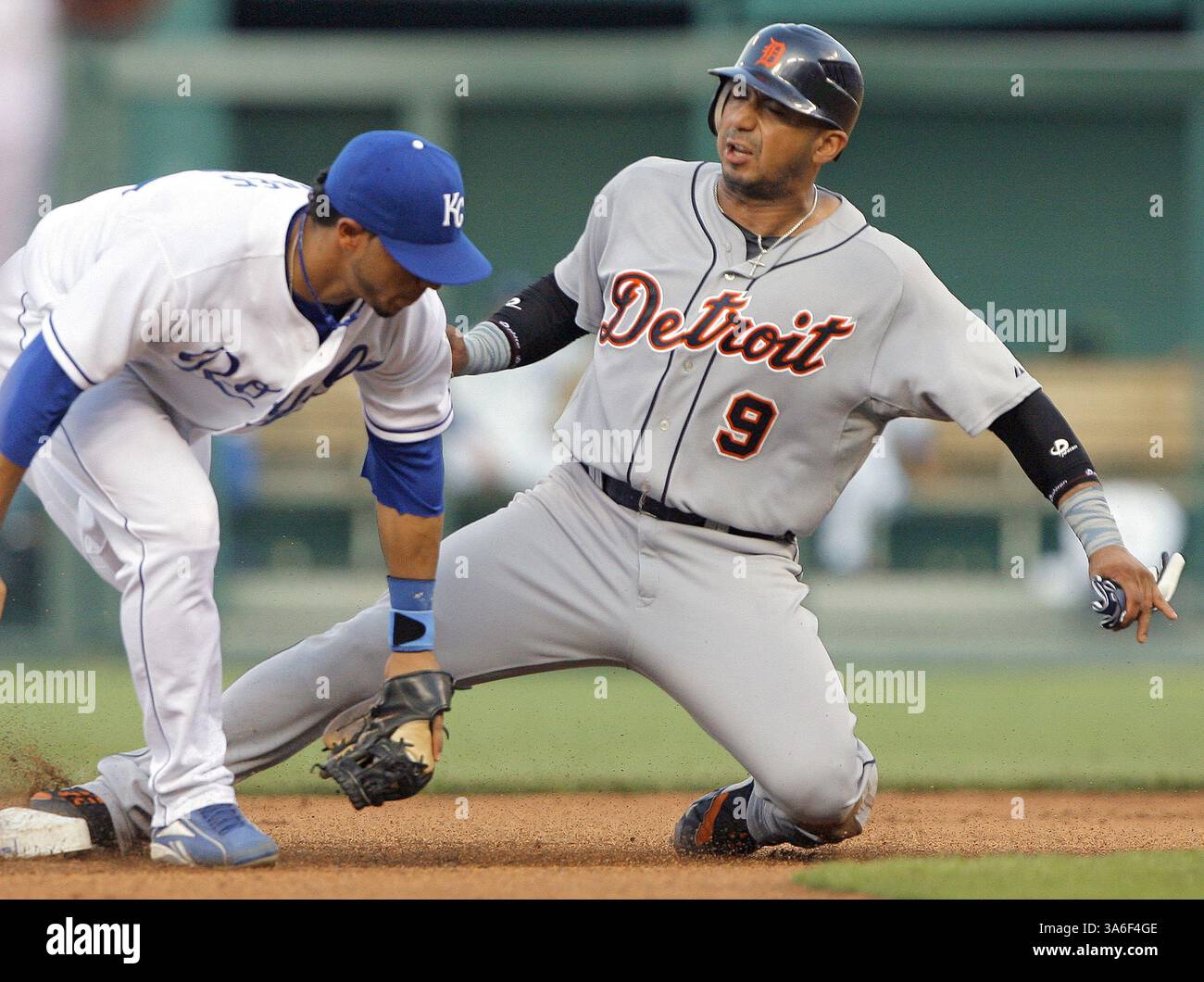 23 agosto 2008 - Carlos Guillen dei Detroit Tigers ruba il secondo posto prima della tag dall'interbase dei Kansas City Royals Mike Aviles su un pallone passato dal titolare dei Royals Kyle Davies nel quarto inning sabato 23 agosto 2008 al Kauffman Stadium di Kansas City, Missouri. (John Sleezer/Kansas City Star/MCT) (immagine di credito: © John Sleezer/MCT/ZUMAPRESS.com) Foto Stock