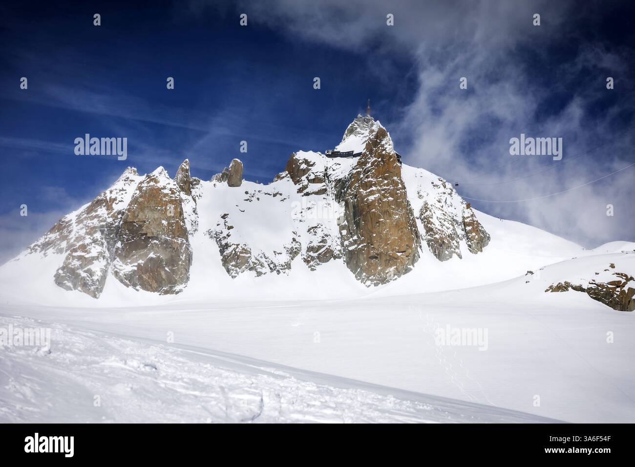 Chamonix-Mont-Blanc (Francia centro-orientale): La vetta dell'Aiguille du Midi vista dalla pista da sci "Vallée Blanche" Foto Stock