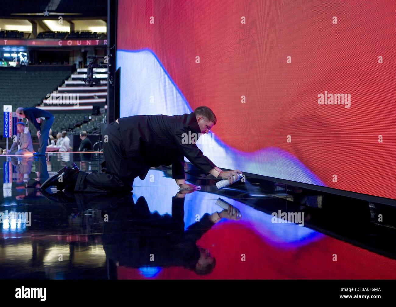 1 settembre 2008 - Un lavoratore lucida il pavimento del podio presso l'Xcel Energy Center di St. Paul, Minnesota, prima dell'inizio della Convention Nazionale Repubblicana, lunedì 1 settembre 2008. (Chuck Kennedy/MCT) (immagine di credito: © Chuck Kennedy/MCT/ZUMAPRESS.com) Foto Stock