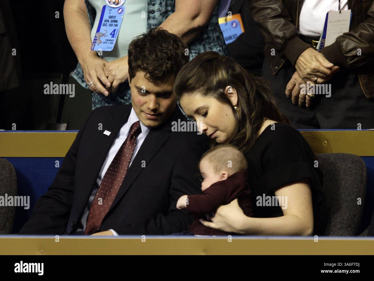 4 settembre 2008 - Bristol Palin, figlia della candidata vicepresidente repubblicana Sarah Palin, tiene il suo fratellino Trig, come il futuro marito Levi Johnston, durante la Convention nazionale repubblicana a St. Paul, Minnesota, giovedì 4 settembre 2008. (Chuck Kennedy/MCT) (immagine di credito: © Chuck Kennedy/MCT/ZUMAPRESS.com) Foto Stock