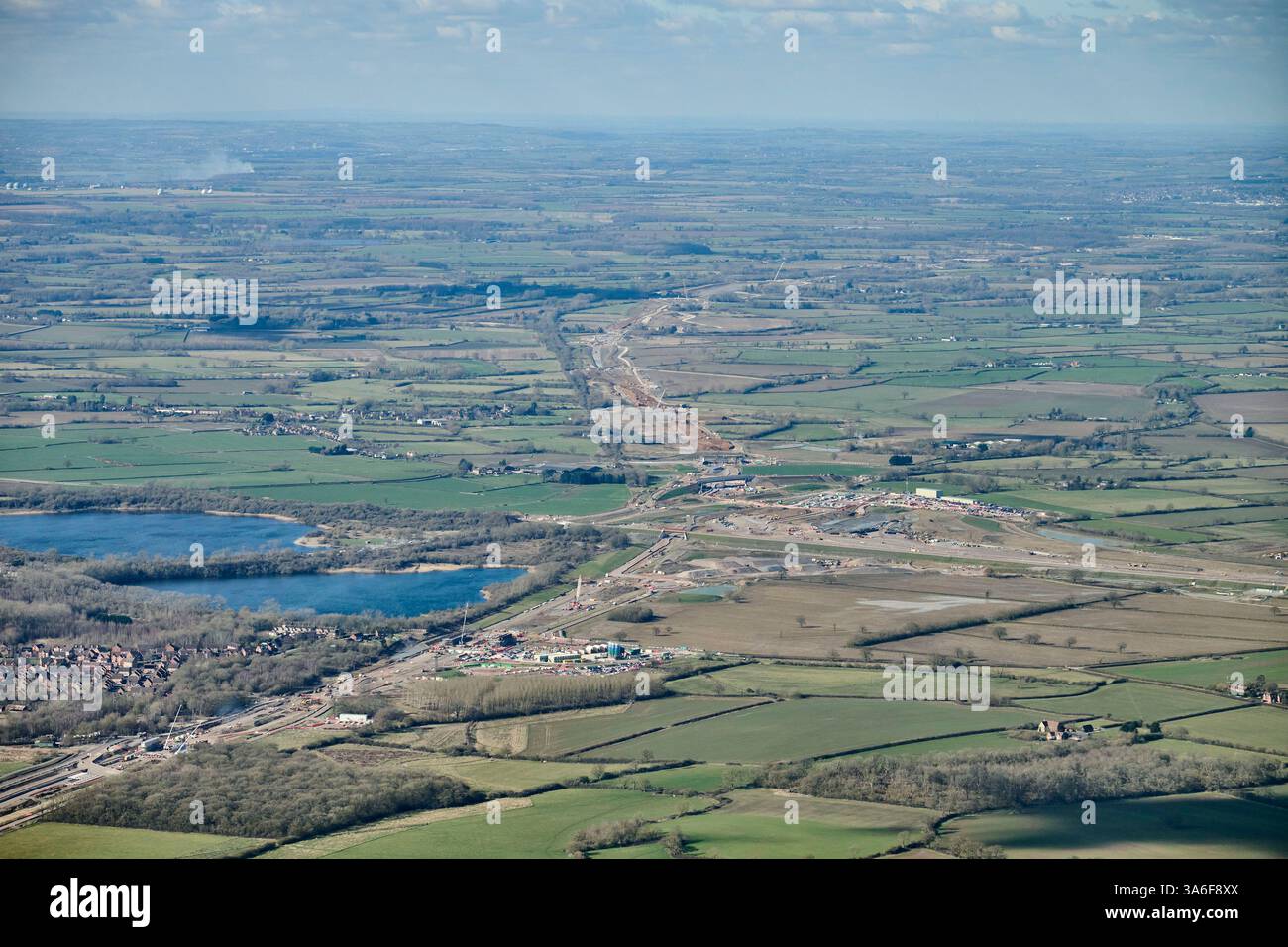 Vista aerea della nuova linea ferroviaria HS2, nel Buckinghamshire, Inghilterra sud-orientale, Regno Unito, che mostra i progressi compiuti e l'intersezione con la ferrovia est/ovest Foto Stock