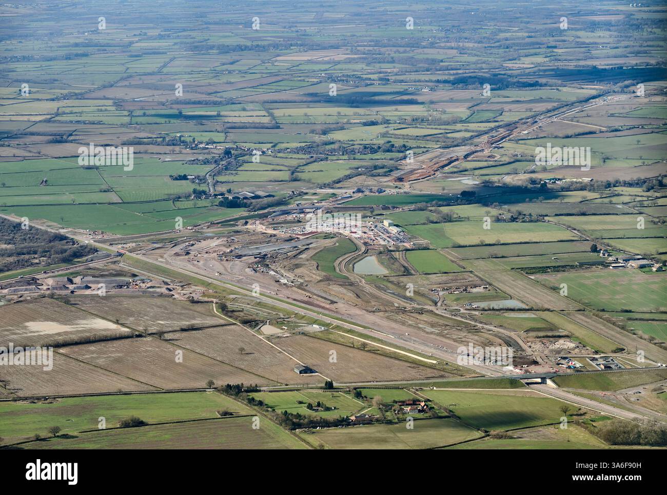 Vista aerea della nuova linea ferroviaria HS2, nel Buckinghamshire, Inghilterra sud-orientale, Regno Unito, che mostra i progressi compiuti e l'intersezione con la ferrovia est/ovest Foto Stock